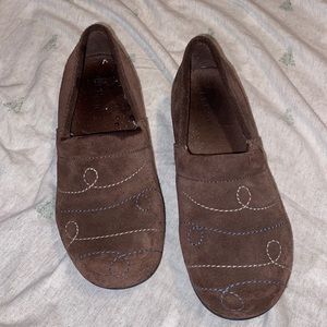 L. L. Bean brown embroidered clogs size 3
